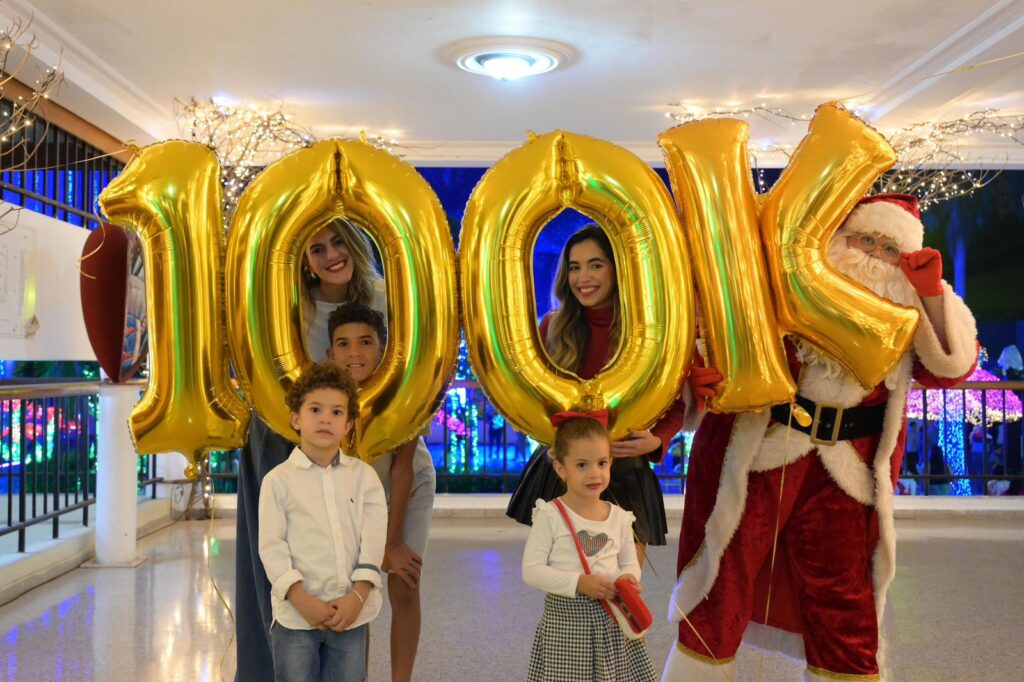 Alcaldía de Santiago celebra la visita número 100,000 en su Bosque Encantado y la Casita de Santa