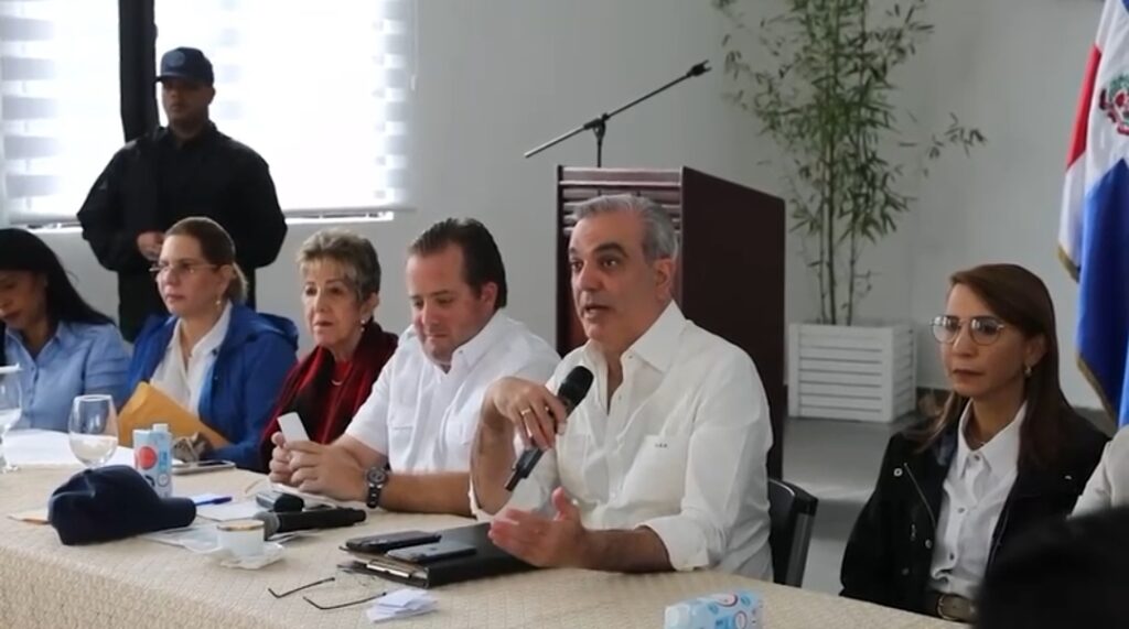 Abinader visita zonas afectadas por las lluvias en Puerto Plata, coordina acciones frente a daños provocados y normalizar situación