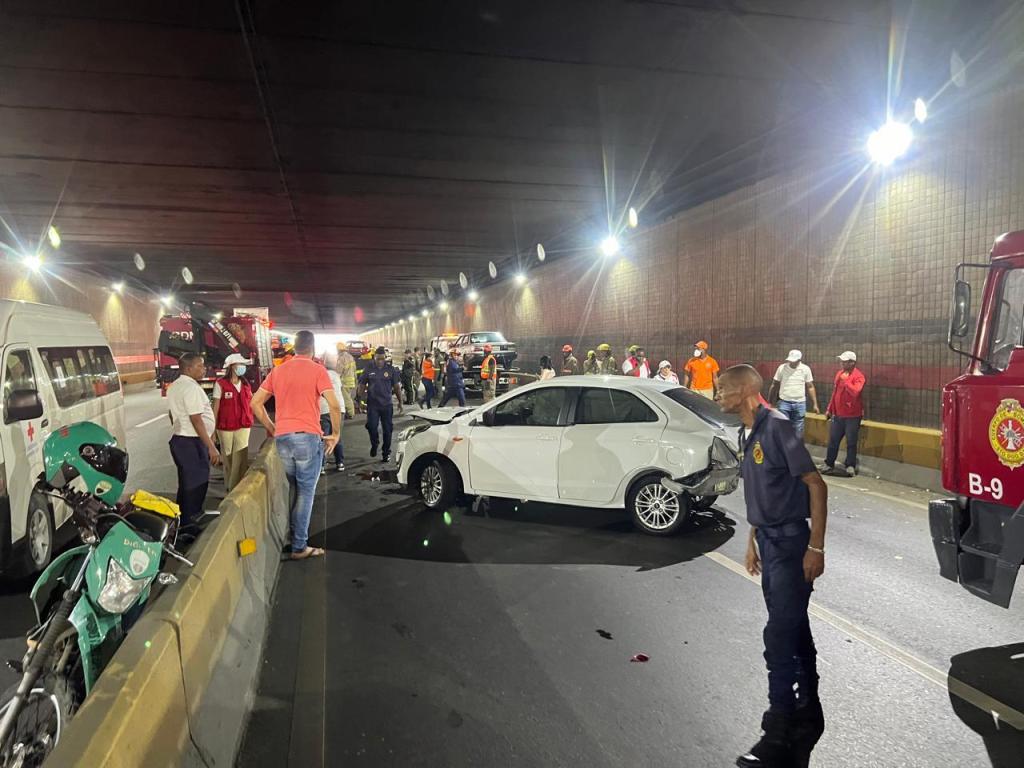 Restablecen tránsito en túnel de la avenida 27 de Febrero tras accidente múltiple