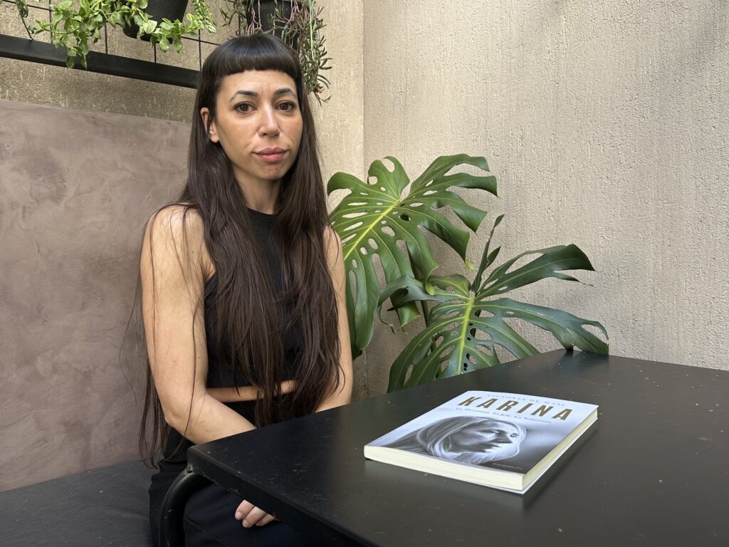 La autora de ‘Karina: la hermana, el jefe, la soberana’: «Karina Milei es el punto débil y la fortaleza de Javier Milei»