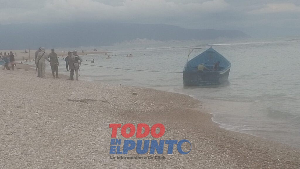 Embarcación con supuestos pandilleros haitianos arriba ilegalmente a playa El Quemaíto en Barahona