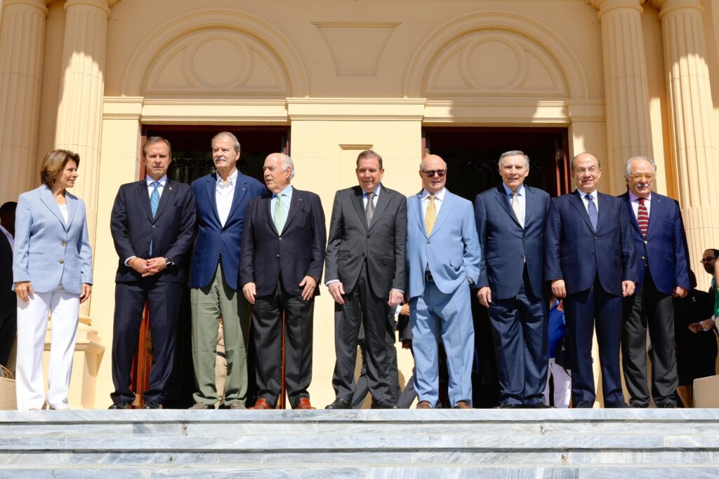 Edmundo González Urrutia llega al Palacio Nacional donde será recibido por el presidente Luis Abinader