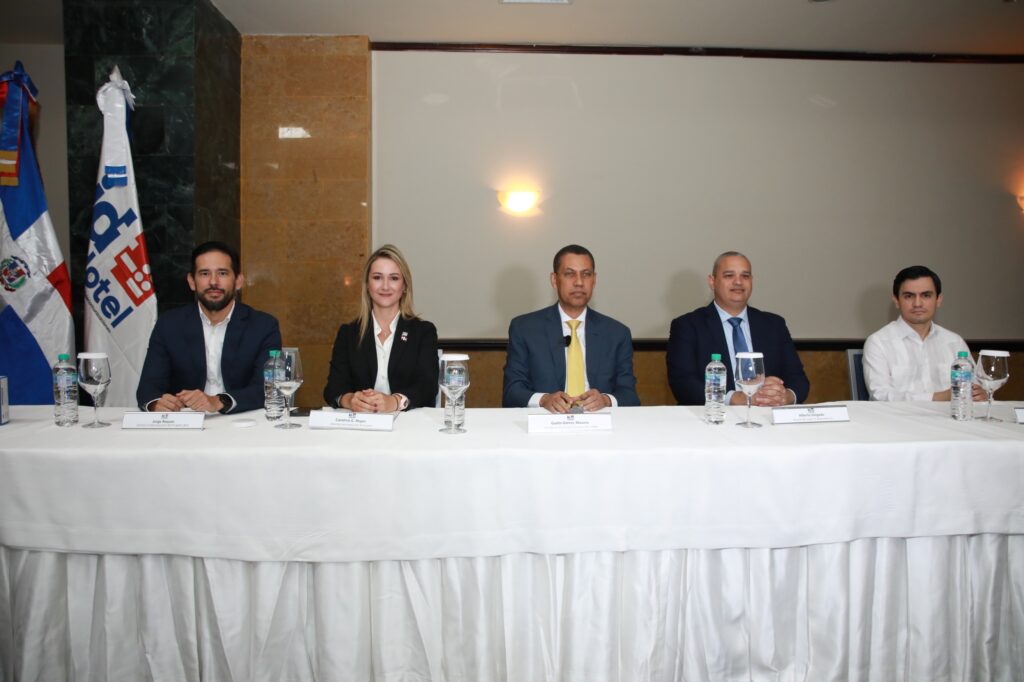 INDOTEL inicia entrega de cajas convertidoras para la Televisión Terrestre Digital en región norte del país