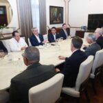 Presidente Abinader se reúne con comisionado de MLB, Rob Manfred