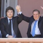 Edmundo González recibe el apoyo de los venezolanos desde el balcón de la Casa Rosada acompañado por Javier Milei