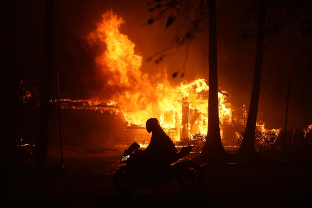 Atrapado en el incendio que devora Los Ángeles: «El fuego nos está rodeando»