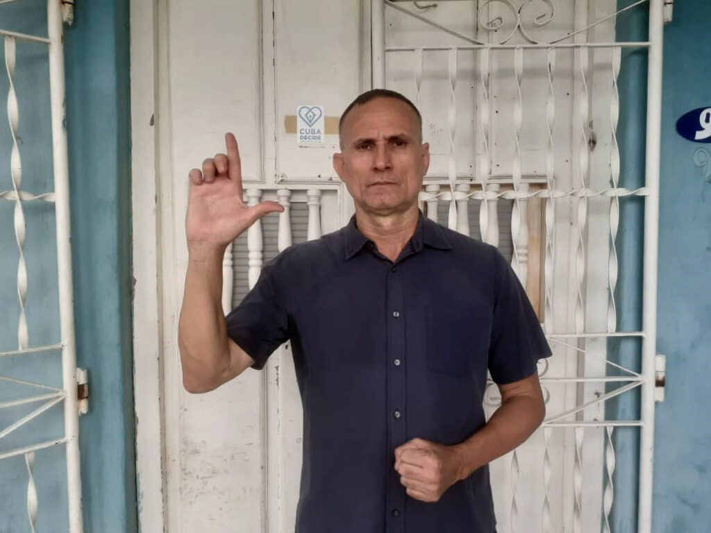 El líder opositor cubano habla con EL MUNDO nada más salir de la cárcel: «Siento vergüenza ajena por el acuerdo de Biden y El Vaticano que me ha liberado»
