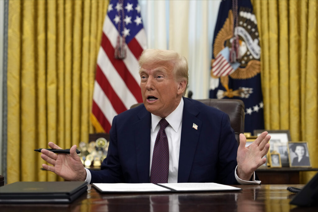 «Inundar la zona», la estrategia de Trump para avasallar y noquear el sistema con un torrente de medidas, anuncios y despidos
