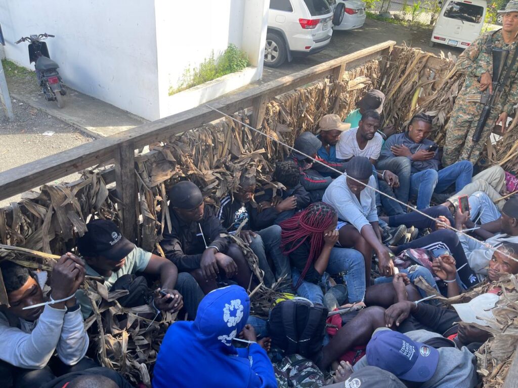 Detienen a 24 haitianos sin documentos que eran trasladados en un camión en Santiago
