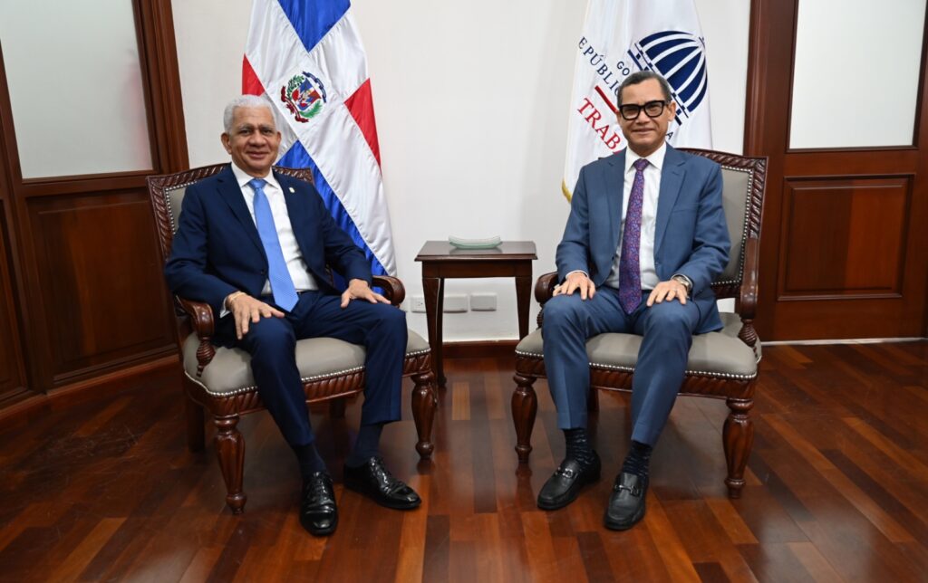 Ministro de Trabajo recibe visita del presidente del Senado, Ricardo De los Santos