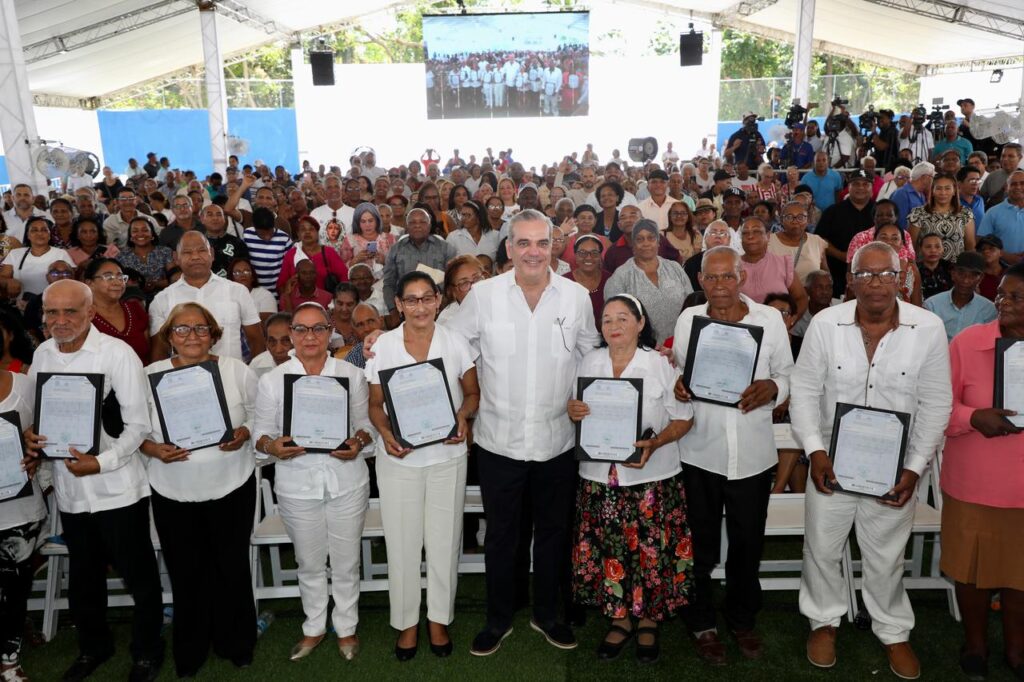 Presidente Abinader entrega 144 apartamentos de un total de 344, para reubicación de familias desplazadas del proyecto de saneamiento pluvial y sanitario de la cañada de Guajimía