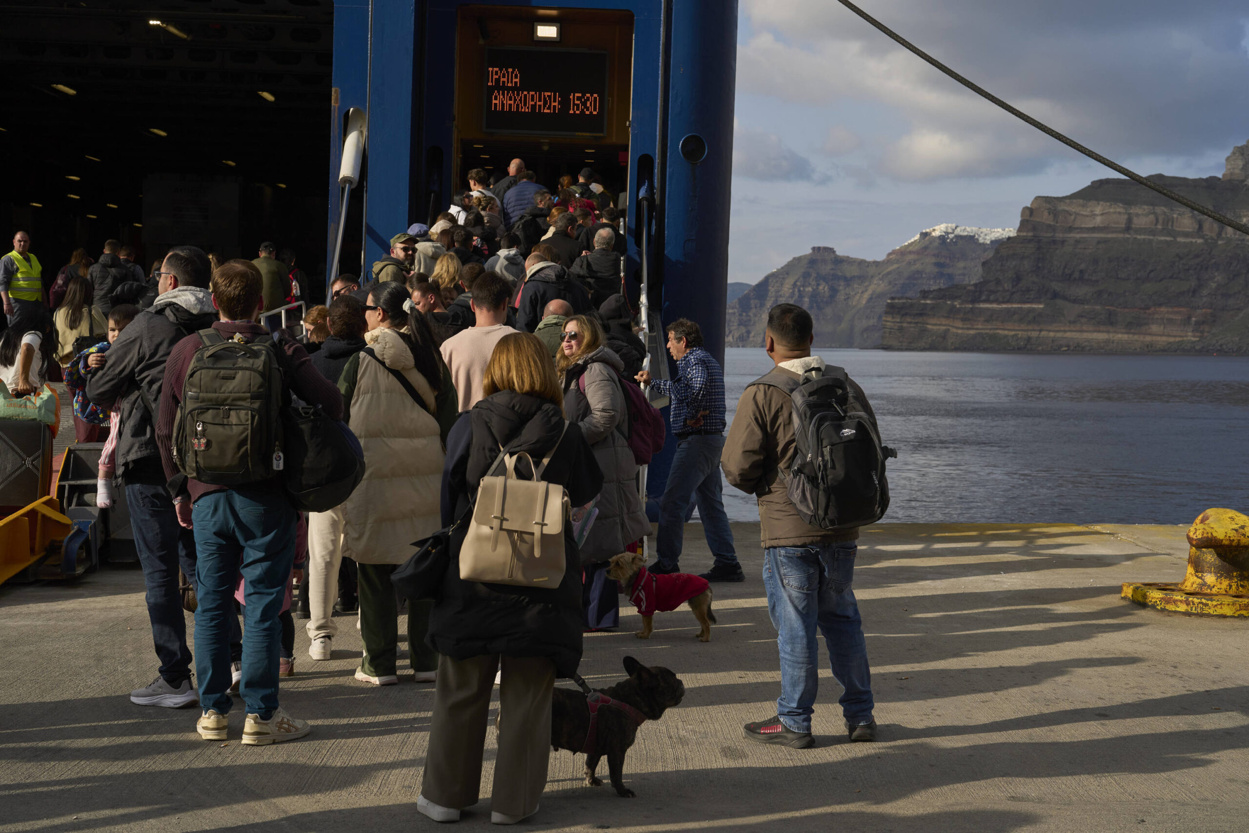 Santorini sufre una serie de terremotos que fuerzan la evacuación de casi 9.000 personas