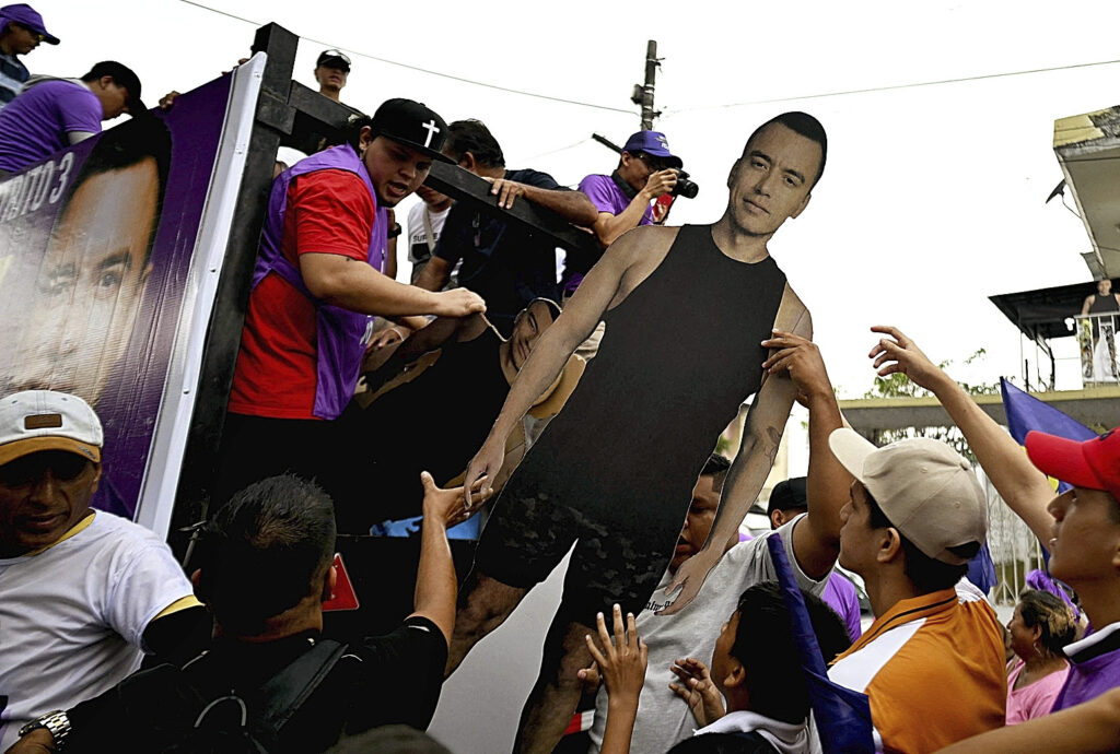 «Como no puedo tener al presidente real, me conformo con el de cartón»