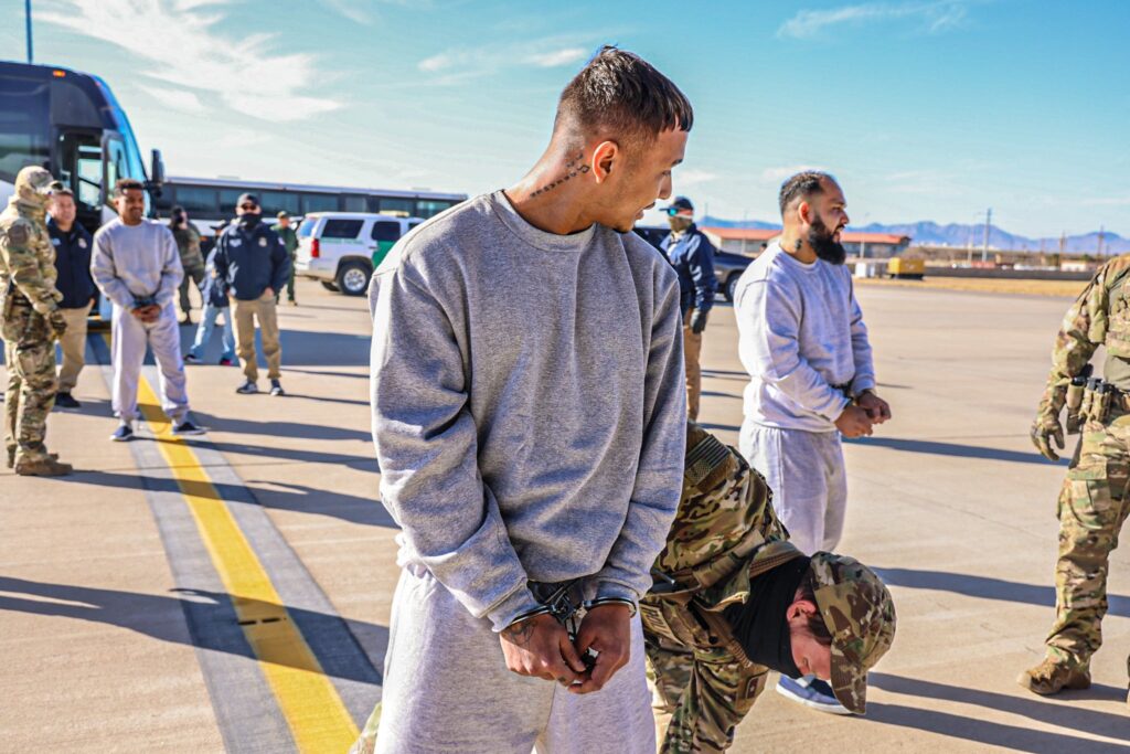 Así llegaron a su país 111 brasileños deportados por Trump: esposados y «casi sin comida»