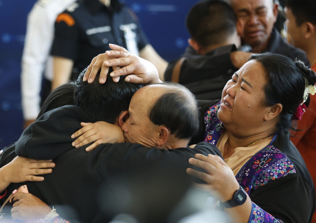 Los rehenes tailandeses regresan a Bangkok después de más de un año en Gaza: «Me he quedado sin palabras al volver a abrazar a mi familia»
