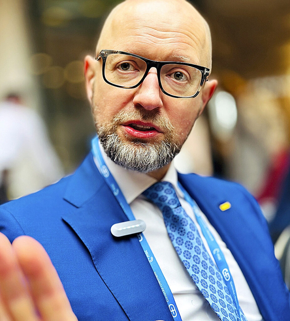 Arseni Yatseniuk, ex primer ministro de Ucrania: «Europa tiene que liderar; se acabó la palabrería: sólo decisiones audaces y creíbles»