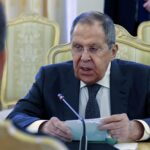 Vladimir Putin manda a Riad a Lavrov y a su asesor de Política Exterior para negociar este martes con los enviados de Trump