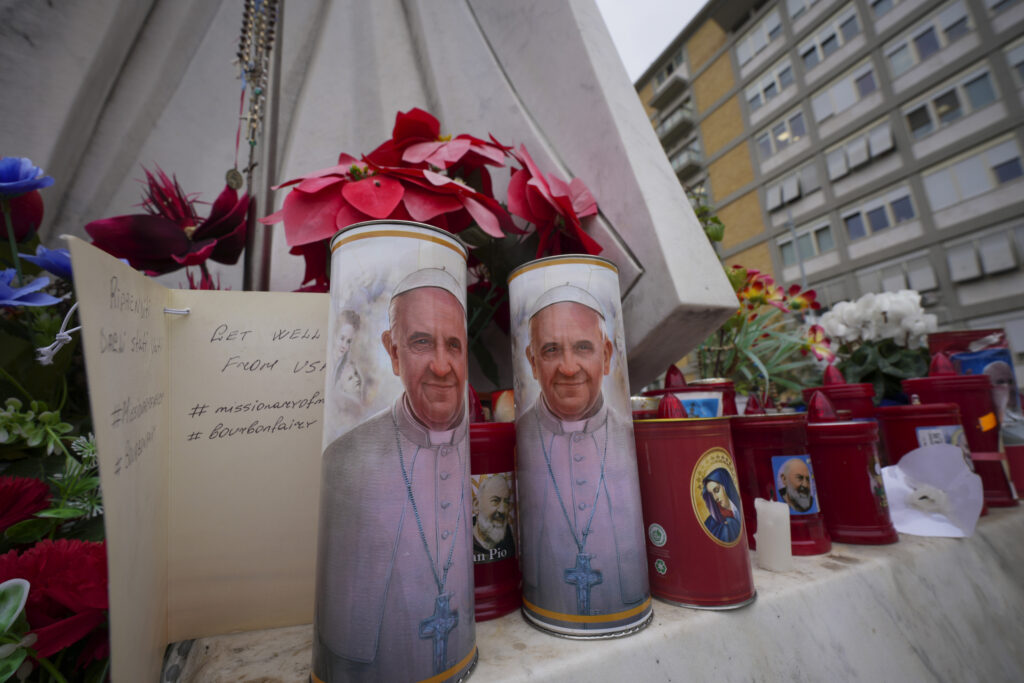 El Papa Francisco presenta una «ligera mejoría» y su condición es «estable», según el último parte