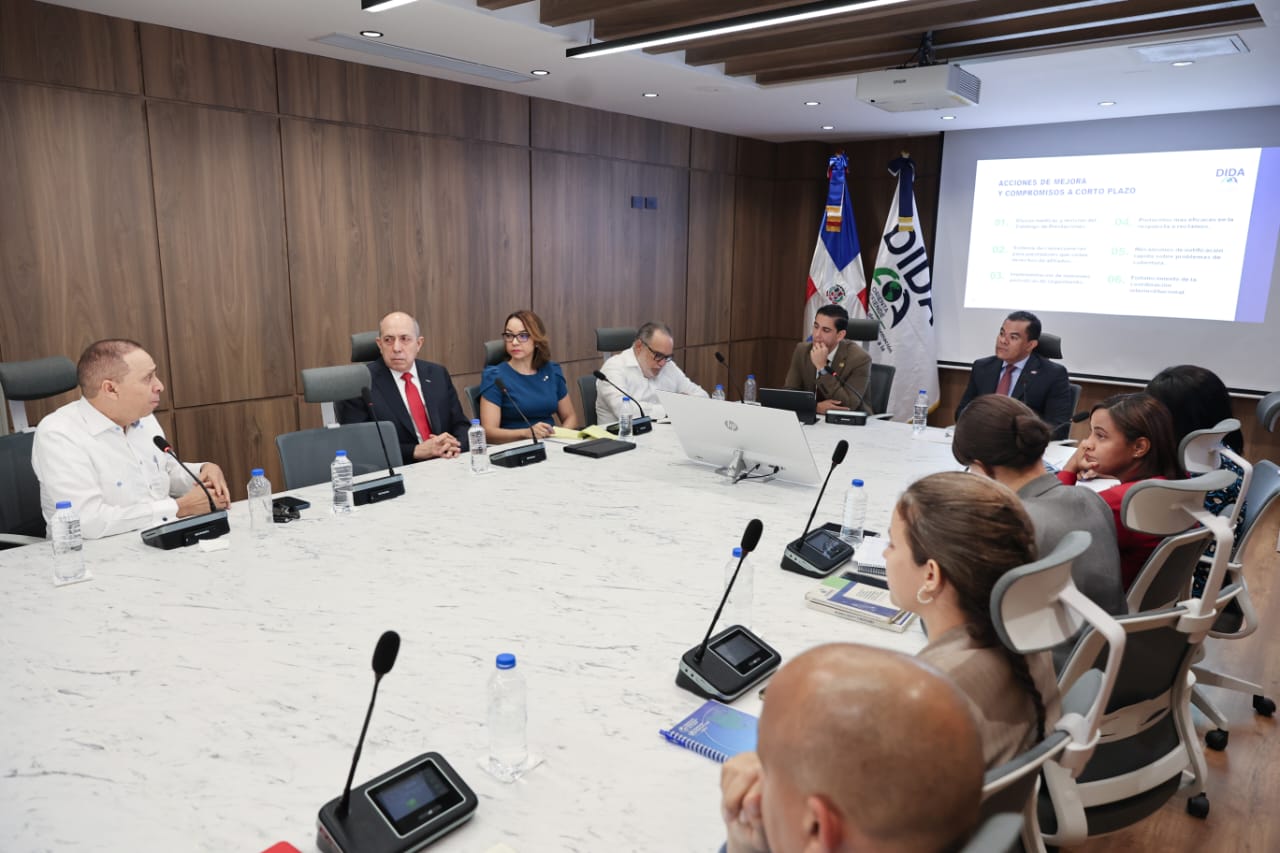 Director de la DIDA socializa acciones de mejora con gremios de ARS