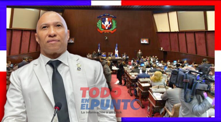DIPUTADO JUAN CARLOS ECHAVARRÍA ENTREGA BANDERAS DOMINICANAS A RESIDENTES DE SANTO DOMINGO ESTE EN CONMEMORACIÓN DE LA INDEPENDENCIA NACIONAL