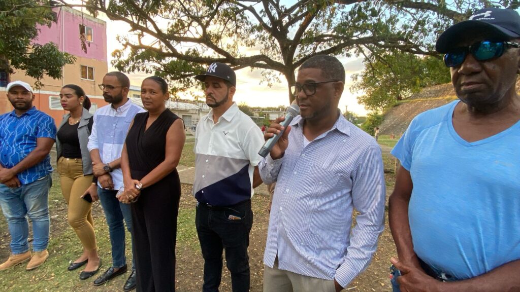 Inician trabajos de reconstrucción del parque principal de Villa Liberación