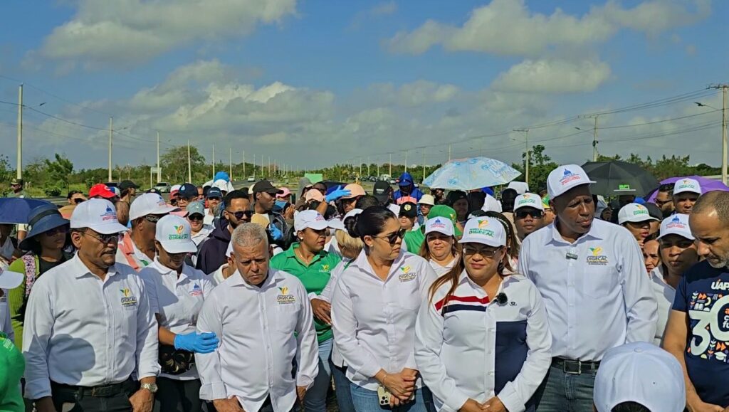 La Digecac y la UAPA siembran 2,500 plántulas de uva de playa en la Av. Ecológica