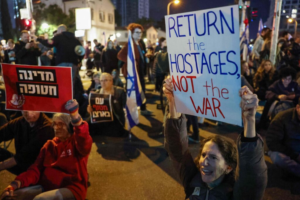 Más de 50 ex rehenes exigen a Netanyahu que aplique el alto el fuego con Hamas «en su totalidad» para conseguir la liberación de todos los cautivos