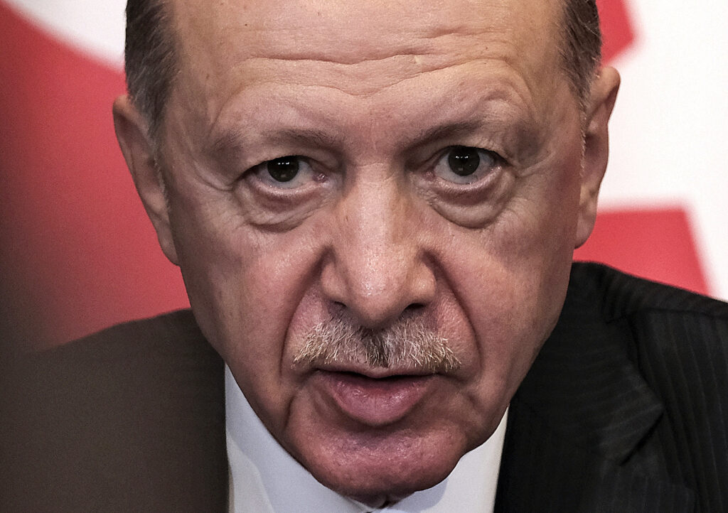 La Turquía de Erdogan, presionar a la oposición para mantenerse en el poder: «No solo busca dividirla, sino diseñarla»