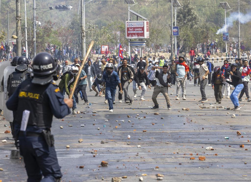 Toque de queda en Katmandú tras los duros choques que dejan dos muertos en medio de las protestas que enfrentan a monárquicos y republicanos