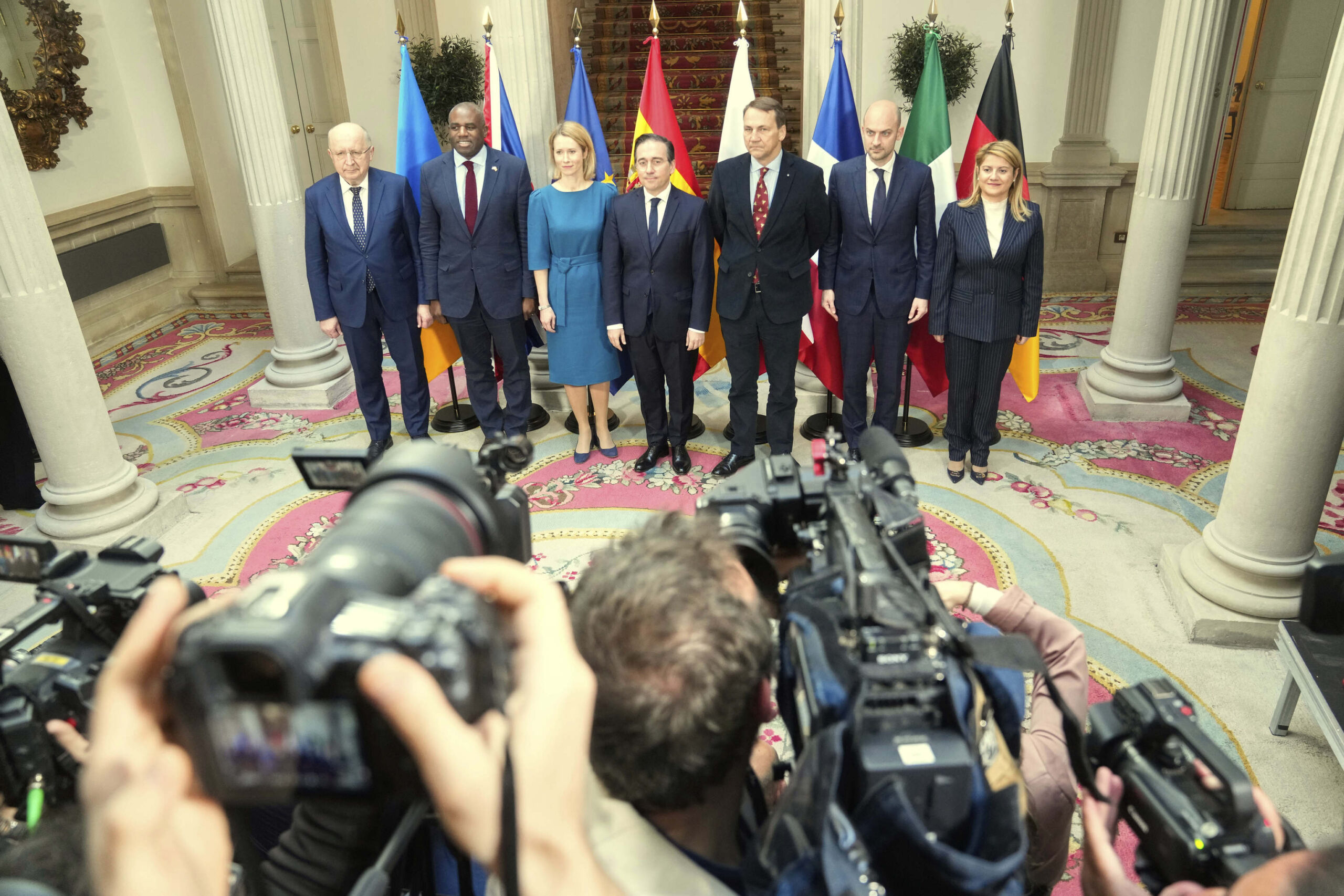 El G5+ promete en Madrid un apoyo militar «a corto y largo plazo a Ucrania» y «ejercer más presión sobre Rusia»