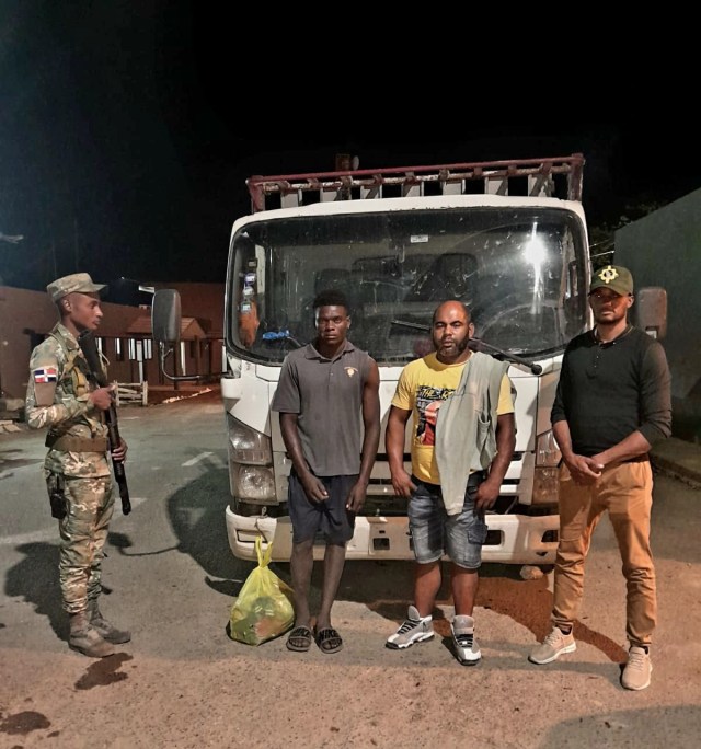 Detienen camionero y conductor de autobús por transportar haitianos indocumentados