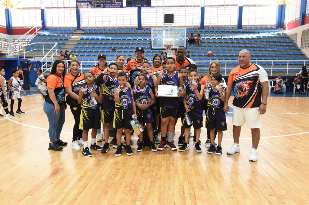 Fundación Los Mina Unidos por Siempre impulsa el baloncesto en SFM