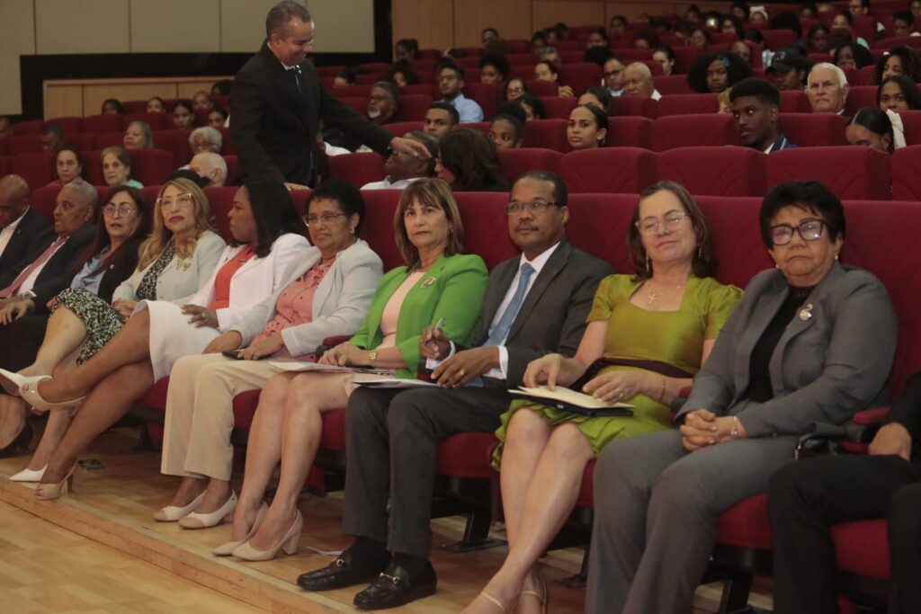 UASD abre debate sobre el papel de la mujer en la investigación científica