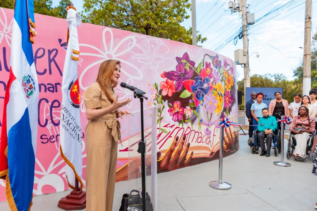 Alcaldía DN y Centro Carter develan mural sobre el derecho a la información de las mujeres