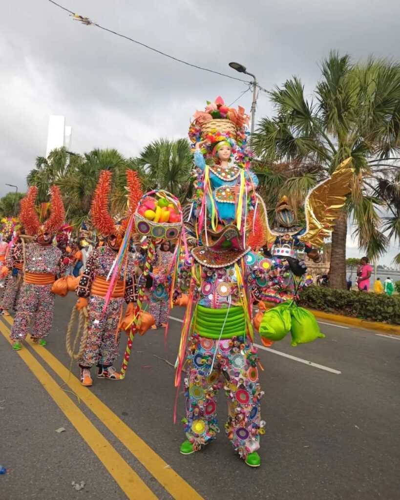Ulises Rodríguez felicita comparsa de Santiago ganadora del Desfile Nacional de Carnaval