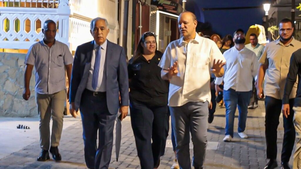 Alcalde Ulises Rodríguez supervisa la fase final de la transformación de calle Benito Monción