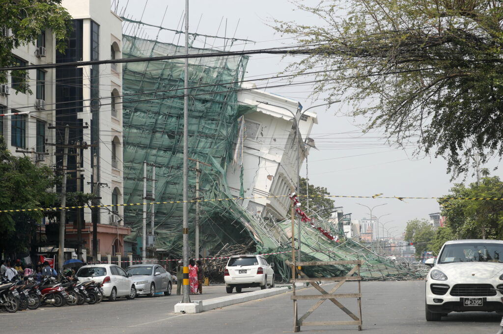 Niños, monjes y funcionarios sepultados por los escombros de Birmania: tragedias de un terremoto con más de 2.700 muertos