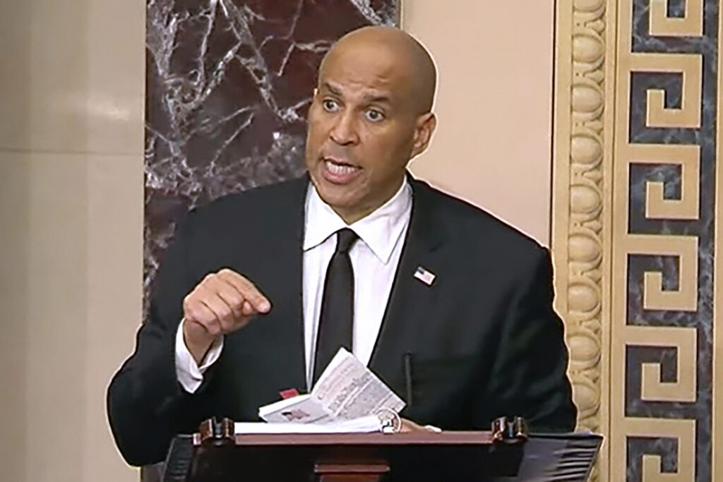 El demócrata Cory Booker rompe el récord del Senado con más de 24 horas criticando a Trump sin sentarse o ir al baño