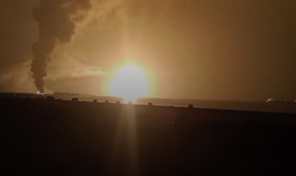 Ataques aéreos de EEUU contra un puerto petrolero de Yemen dejan al menos 74 muertos y  171 heridos