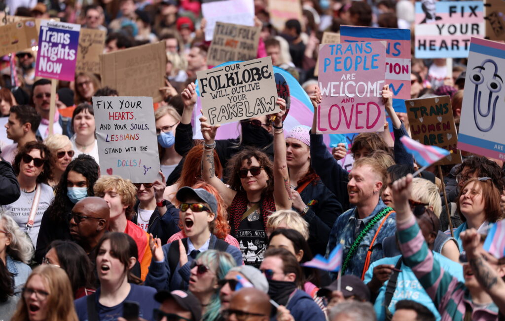 Reino Unido se prepara para los cambios que traerá la sentencia del Supremo sobre el género mientras los defensores de las personas ‘trans’ se manifiestan en Londres