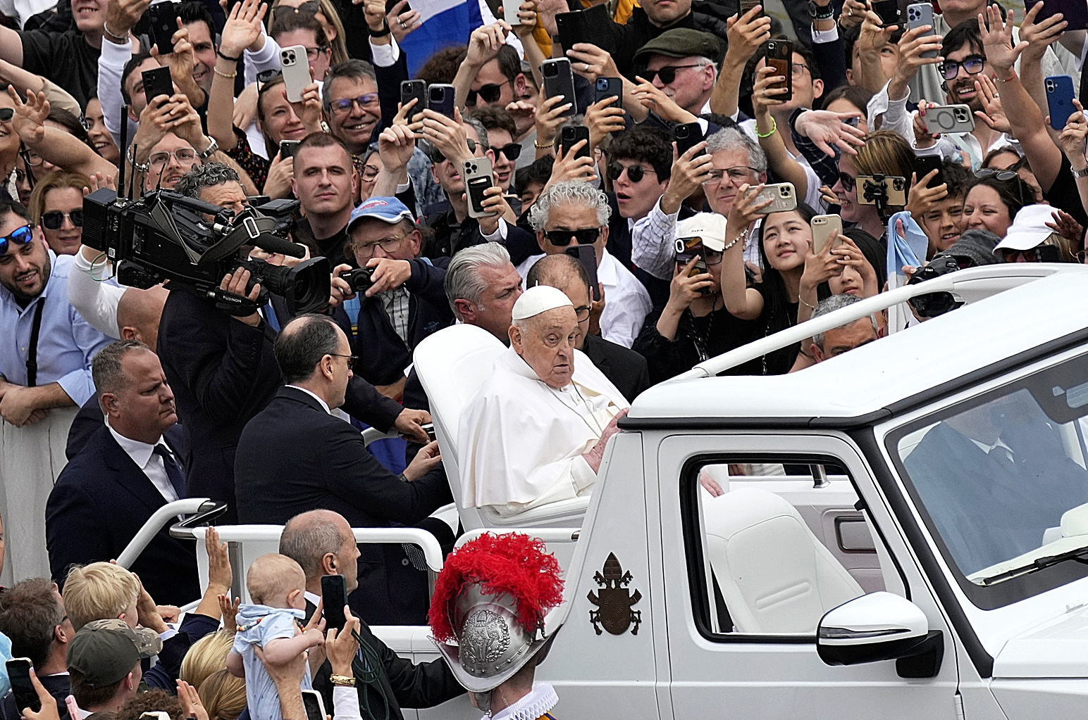 El último Domingo de Resurrección del Papa: una reunión de alto nivel con J.D. Vance y un baño de masas