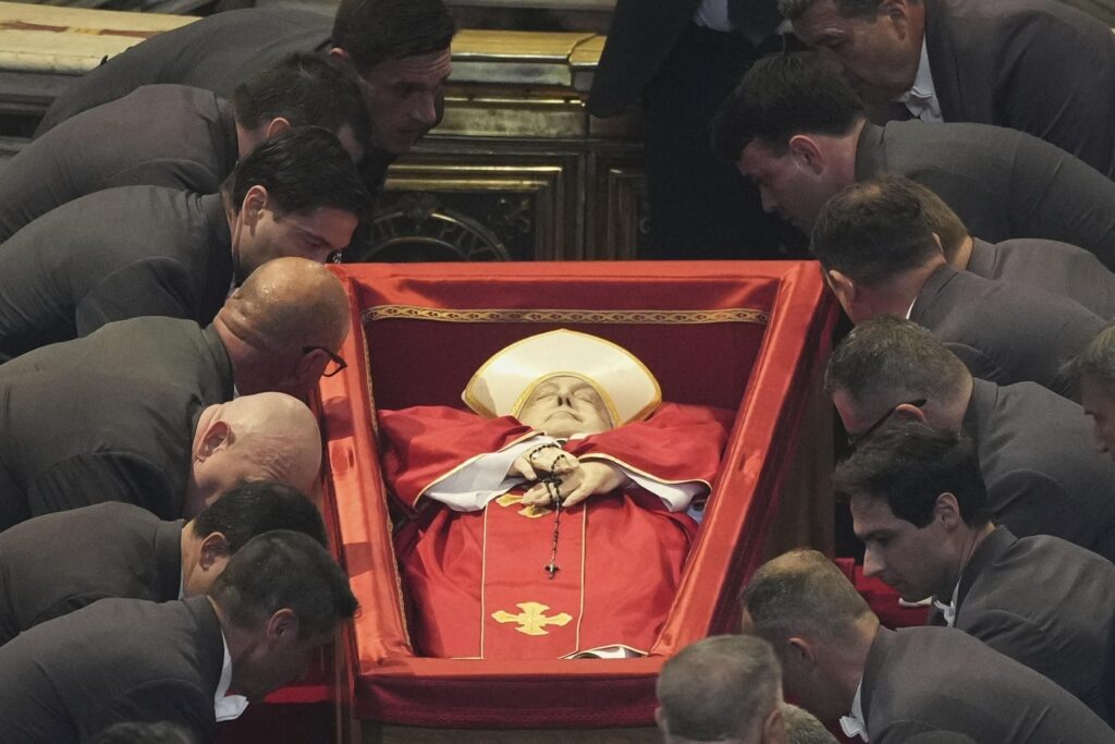 Miles de fieles acuden a dar su último adiós al Papa Francisco en la Basílica de San Pedro