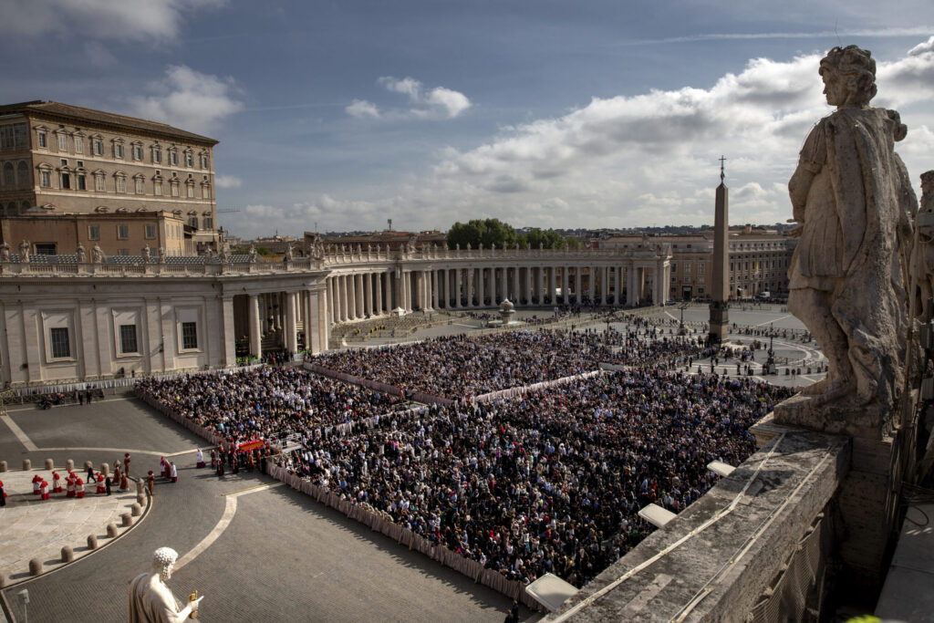 Fila para entrar en la fila: el Vaticano baraja la posibilidad de ampliar el horario del velatorio ante la avalancha de fieles