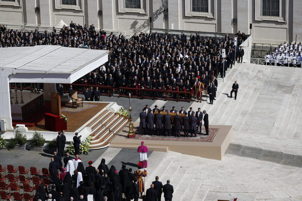 Más de 400.000  personas  despiden al Papa Francisco con un funeral que se convierte en una oda a la paz ante los líderes mundiales