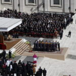 Más de 400.000  personas  despiden al Papa Francisco con un funeral que se convierte en una oda a la paz ante los líderes mundiales