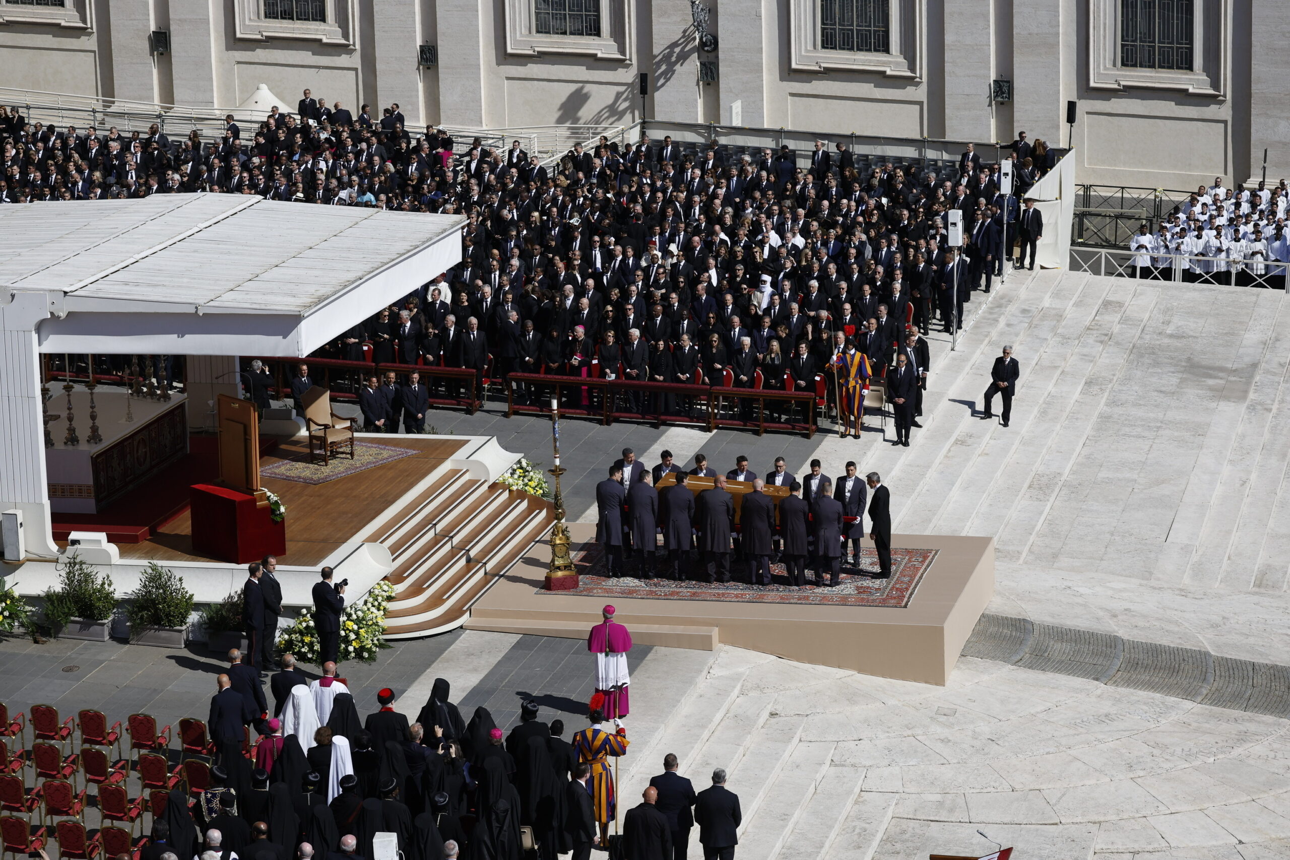 Más de 400.000 personas despiden al Papa Francisco con un funeral que se convierte en una oda a la paz ante los líderes mundiales