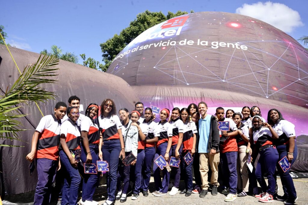 Ciudadanos se sumergen en experiencia tecnológica con Domo de Indotel en Montecristi
