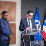 Juan Manuel Méndez recibe reconocimiento del Parlacen por más de 20 años de servicio