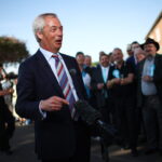 El líder de la ultraderecha británica, Nigel Farage, apunta a Downing Street