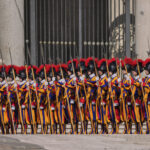 La Guardia Suiza: los enigmáticos soldados del Vaticano que vigilarán el cónclave con preparación antiterrorista